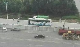 爆料女子被车压死视频,女子遭车压身亡，现场视频曝光引众怒